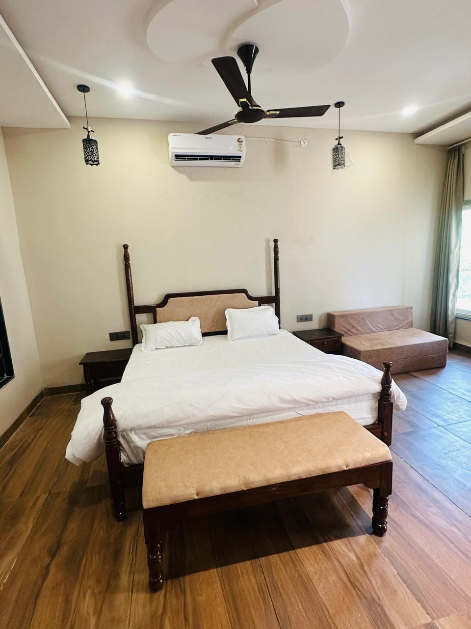 Cottage Villa bedroom — Arched Design